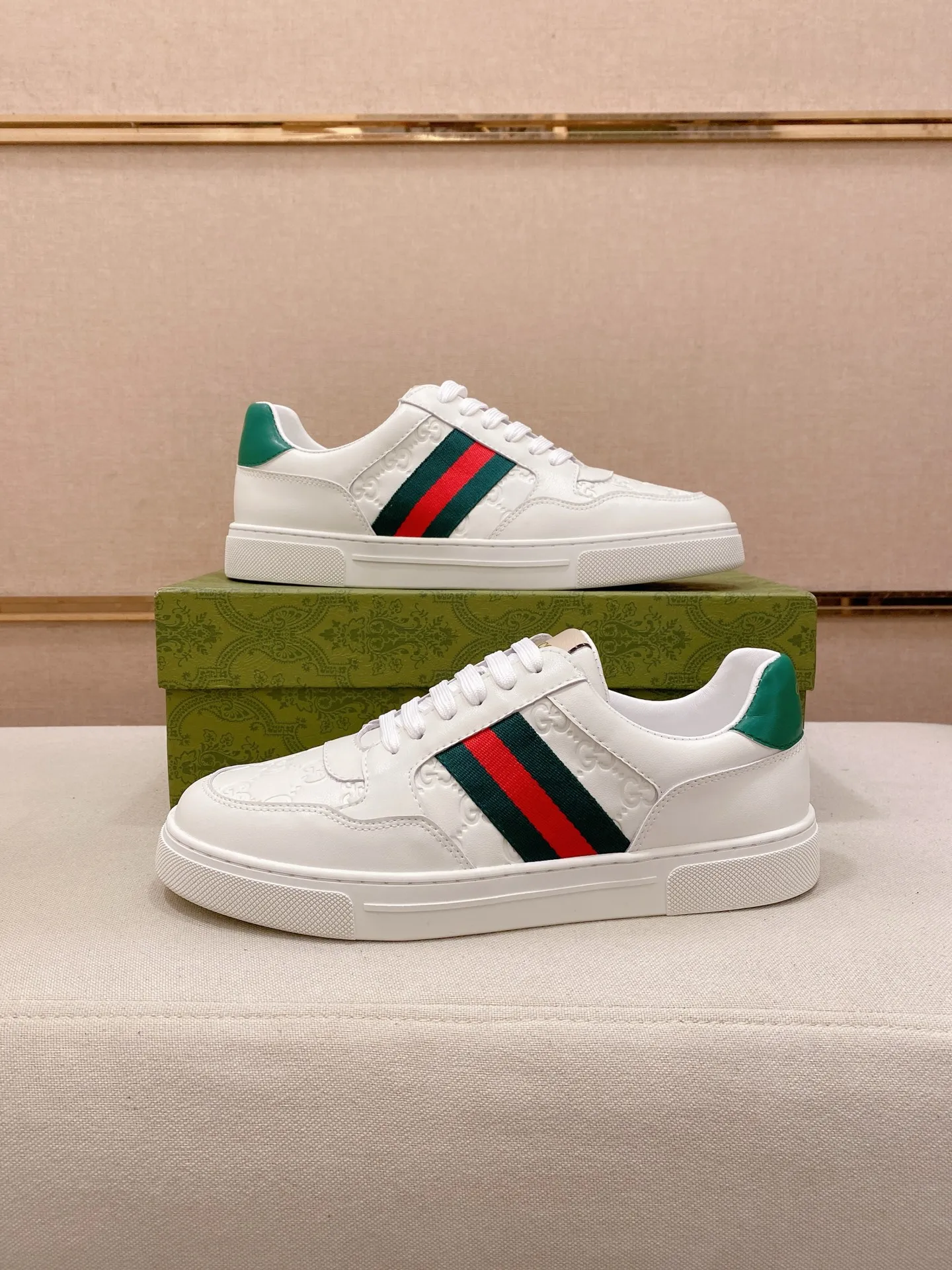 Men's shoes💰 440💰The new GUCCI (Gucci) counters are launched simultaneously. The new men's shoes, 😘fabrics are selected from imported cowhide, and the lining is sheepskin lining. 👍🏿 High-end ☄️ air-cushion molded anti-slip rubber outsole, exquisite lines, simple and elegant, comfortable and high-end for leisure travel. Code number: 38 to 44 (45 can be customized and cannot be returned or exchanged)